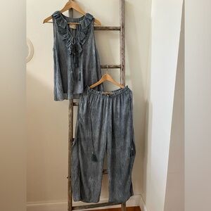 Moon River sleeveless top and pants with side slits 2 piece set